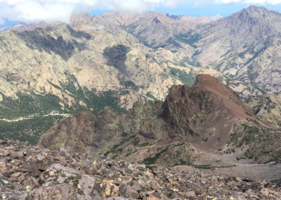 Widok na część pokonanej już trasy do Pointe des Eboulis (2607m n.p.m)